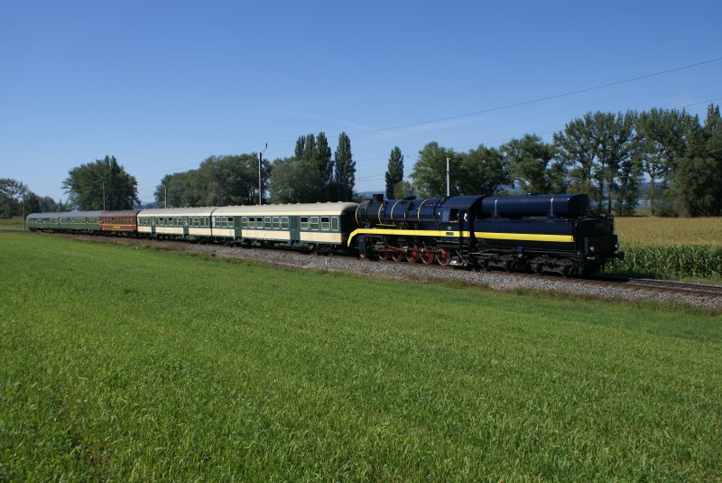Die moderne Dampflok 52 8055 fhrt am 30.8.09 von Triboltingen Richtung Tgerwilen.