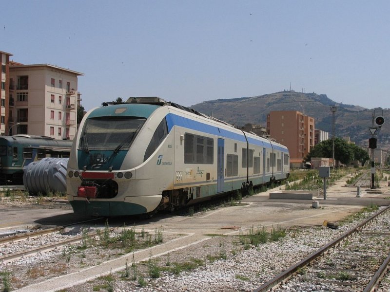 Die moderne MD 055 auf Bahnhof Trapani (Sizilien) am 2-6-2008. 