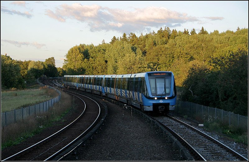 Die modernen dreiteiligen U-Bahnzge der Tunnelbana Stockholm sind in der Regel in Dreifachtraktion unterwegs. Eine Einheit ist 46,5 Meter lang und 2,90 Meter breit. Das Design wirkt durch die abgeknickten Seitenwnde sehr elegant. Die Fahrzeuge sind erfreulicherweise frei von Werbung. Gebaut wurden 270 Fahrzeuge von Adtranz (Bombardier). Der Zug fhrt gerade in die Station  ngbyplan  (Strecke nach Hsselby strand) ein. 25.8.2006 (Matthias)