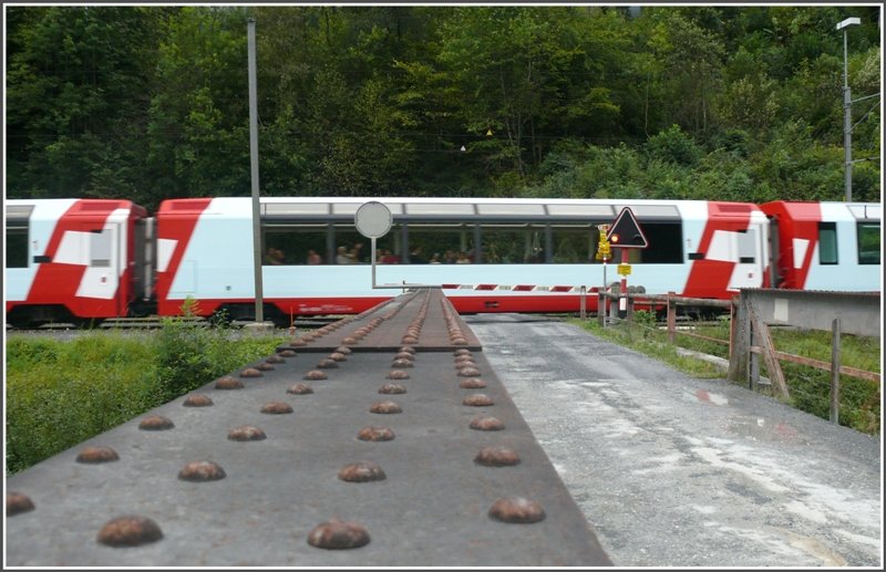 Die modernen durchrauschenden Wagen des Glacier Express bilden einen schnen Kontrast zur alten, genieteten Brcke ber den Rhein bei Valendas-Sagogn. (13.09.2008)
