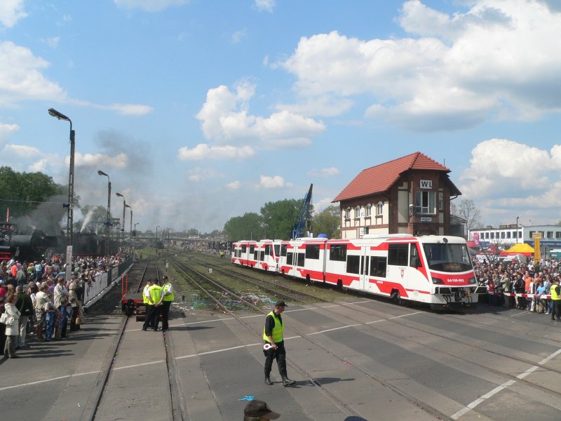 Die modernen SA108-Einheiten bei der Einfahrt in Wolsztyn. Man beachte die Achskonstruktion. 3.5.2008