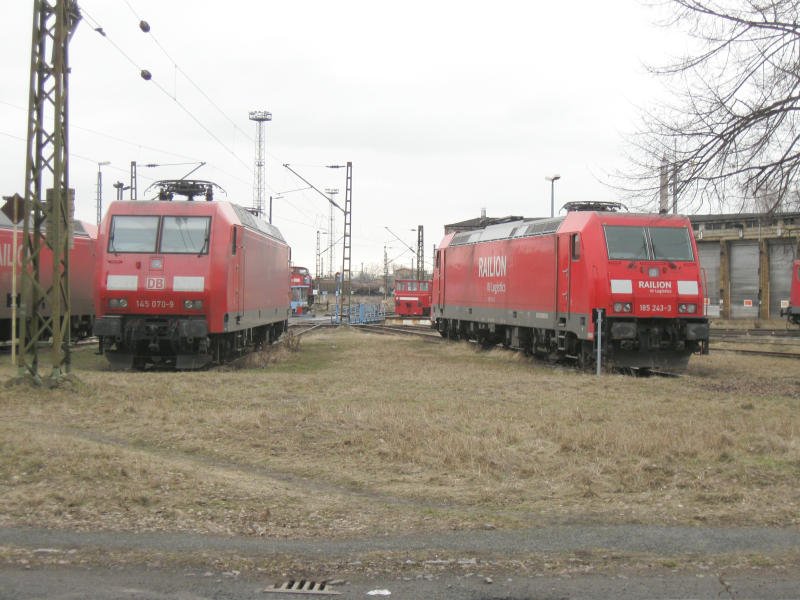 Die modernen TRAXX-Lokomotiven gewinnen in Leipzig Engelsdorf langsam die Oberhand, 145 070 und 185 243, 27.02.09