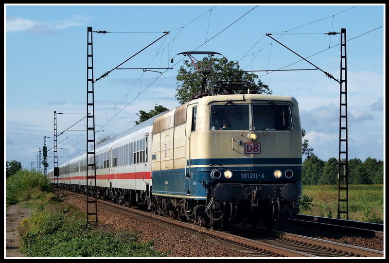 Die momentan letzte im Planbetrieb befindliche blau/beige Lok, 181 211, hatte am 4.9.09 die Aufgabe, den freitgliche Leereisezug von Karlsruhe nach Frankfurt zu bringen. Bei Ltzelsachsen fhrt sie gleich durch Weinheim.