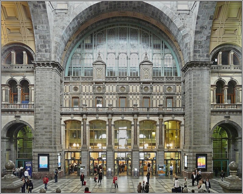 Die monumentale Schalterhalle im Bahnhof Antwerpen Centraal aufgenommen am 13.09.08. (Jeanny)