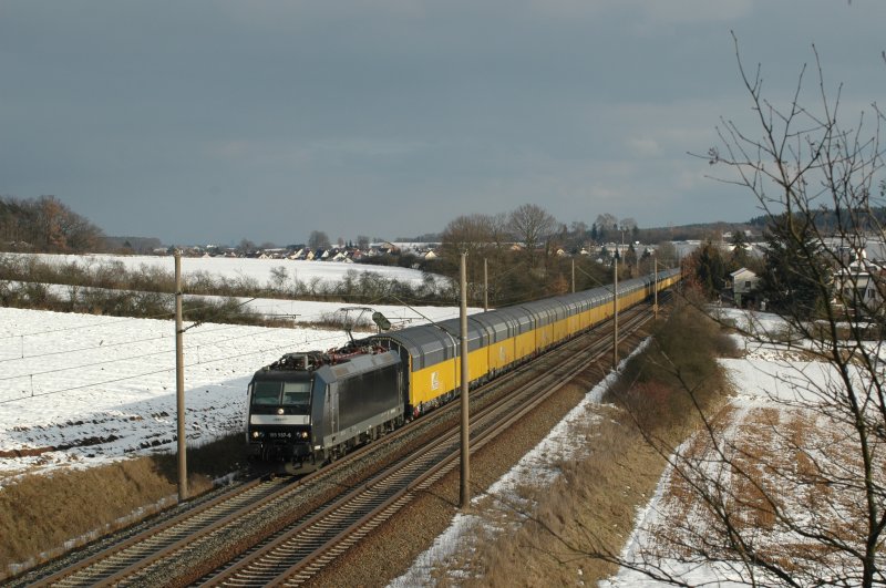 Die MRCE 185 557 mit einem BMW Zug hinter Siegelsdorf.