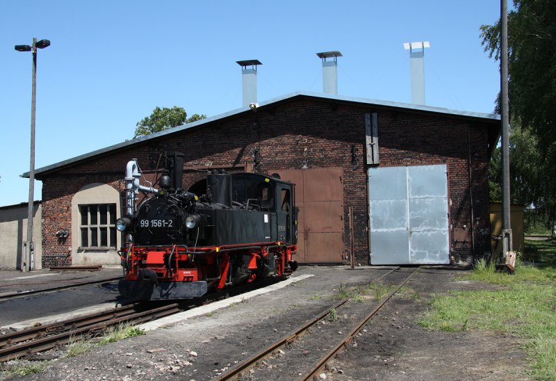 Die Mgelner 99 1561-2 am 13.06.2009 vor dem dortigen Heizhaus.