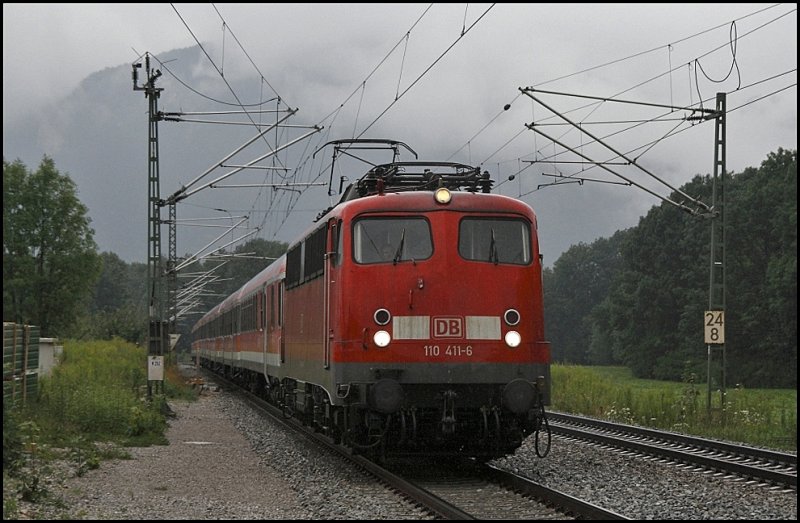 Die M�nchener 110 411 (9180 6110 411-6 D-DB) erreicht mit dem abendlichen RE den Bahnhof von Oberaudorf. (03.08.2009)
