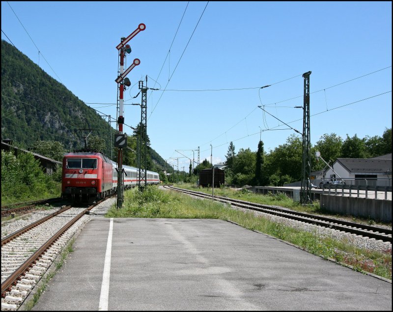 Die Mnchener 120 113 hat am 26.06.2007 die Aufgabe den RE 2082  KNIGSSEE  von Berchtesgaden Hbf nach Hamburg Altona zu bringen.