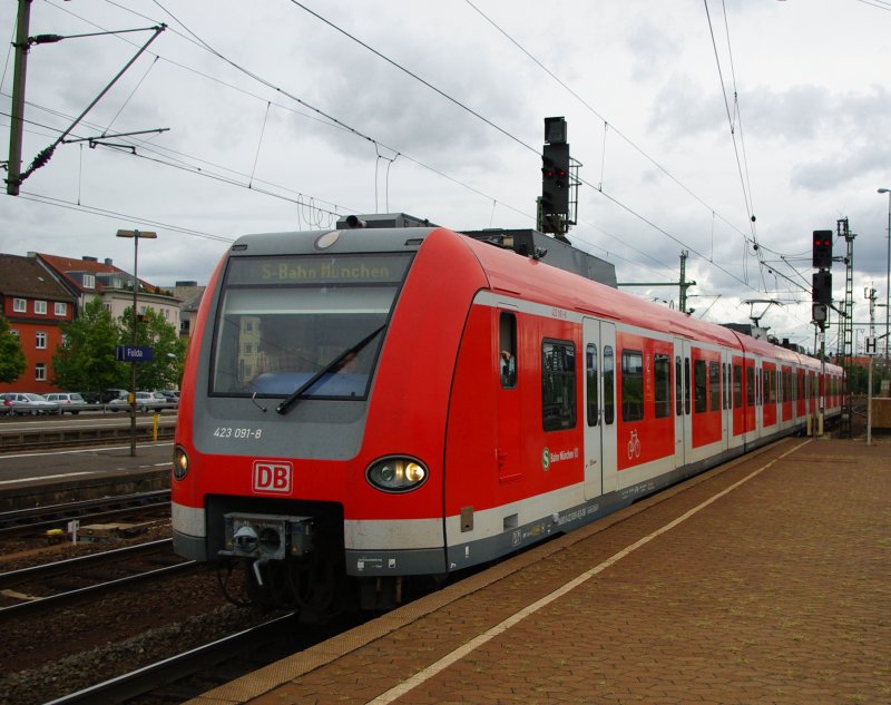 Die Mnchener S-Bahn hat ein sehr groes Netz ;) Hier 423 091-8 im Bahnhof Fulda, jedoch nur als Durchfahrt in Richtung Sden. Aufgenommen am 04.09.2009.