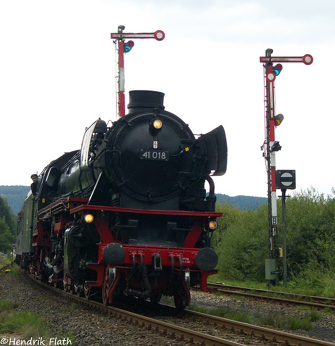 Die Mncher 41 018 passiert am 20.09.2008 die beiden Ausfahrtsignale des Bahnhofes Trebgast.