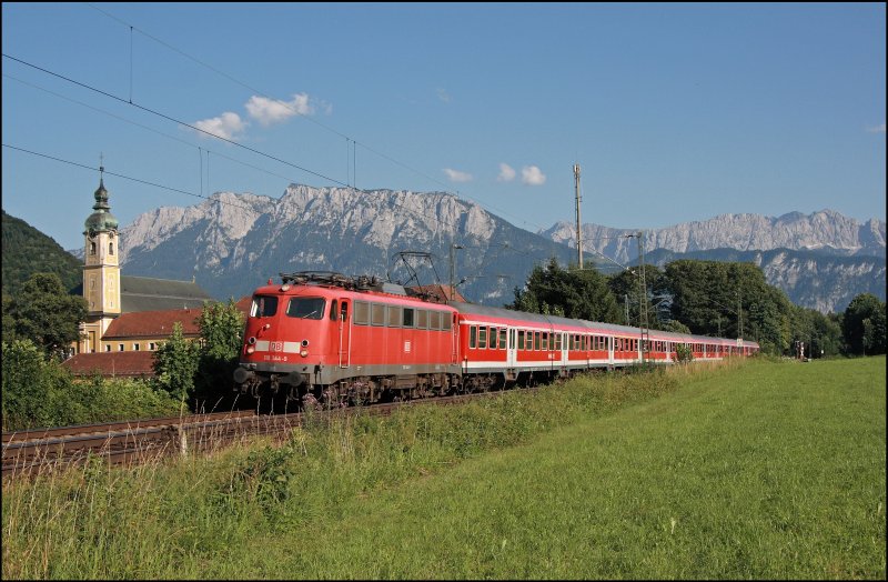 Die Mnchner 110 344 ist mit der RB 30114 auf dem Rckweg von Kufstein nach Rosenheim. Hier beim Kloster Raisach eilt der Zug seinem Ziel entgegen. (10.07.2008)