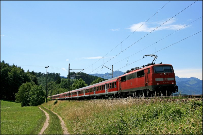 Die m�nchner 111 022 (9181 6 111 022-0 D-DB) schiebt bei Vachendorf die RB 30024, bestehend aus Acht Waggons, nach M�nchen Hbf. (06.07.2008)
