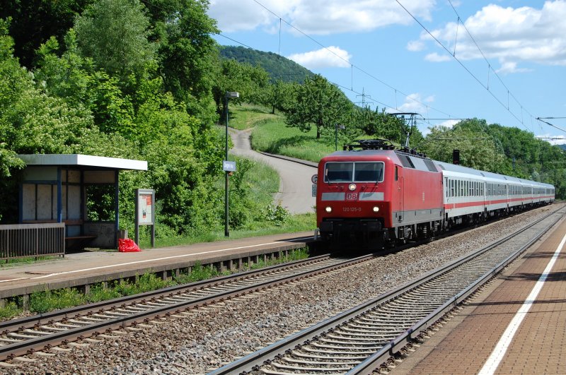 Die Mnchnerin im Schwbischen! 120 125-0 passiert mit einem IC Richtung Stuttgart den Bahnhof von Gingen (Fils). Aufgenommen am 29.5.2009.
