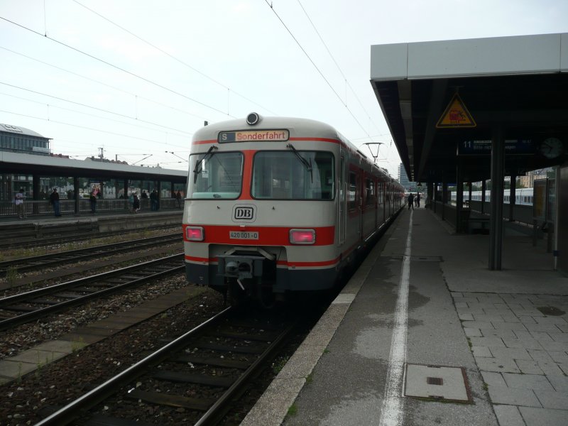 Die Museums-S-Bahn 420 001-0 hat gerade ihre Museumsfahrt beendet und steht am Abend des 22.08.09 am M�nchener Ostbahnhof. Wenig sp�ter ging es aufs Abstellgleis.
