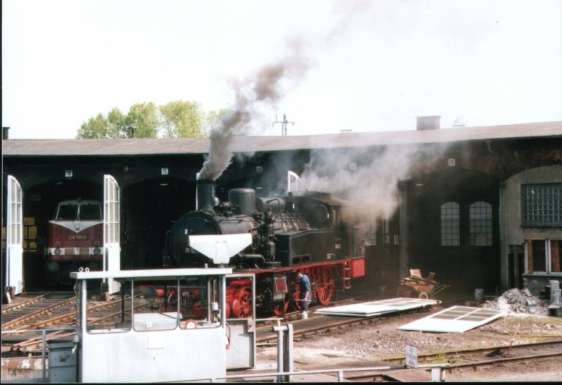 Die Museumslok 741230 wird gerade in Wustermark Rbf angeheizt. Das Bild entstand 1992 w�hrend der Vorbeifahrt durch das Seitenfenster des hinteren F�hrerstandes der 234 664, die nach Wustermark sollte, um dort den D 444 nach Hannover zu �bernehmen. Leider kam ein Teil der Drehscheibe mit vor die Linse (1. �berraschungseffekt, es gab noch 2 weitere!)