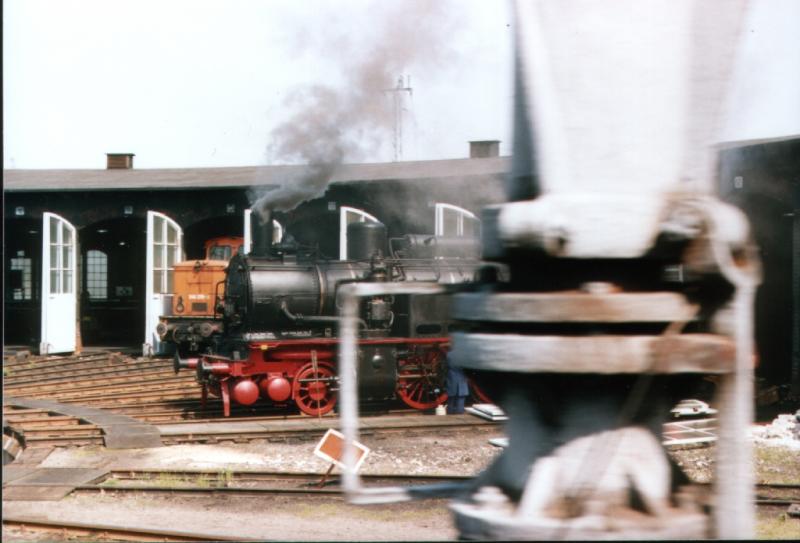 Die Museumslok 741230 wird gerade in Wustermark Rbf angeheizt. Das Bild entstand 1992 whrend der Vorbeifahrt durch das Seitenfenster des hinteren Fhrerstandes der 234 664, die nach Wustermark sollte, um dort den D 444 nach Hannover zu bernehmen. Leider kam nun der Wasserkran mit ins Bild (2. berraschungseffekt)