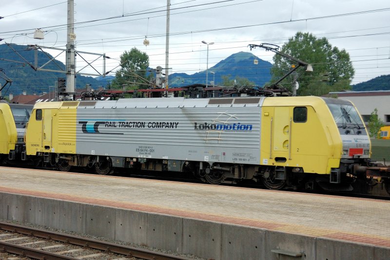 Die Mutter aller ES 64 F4: Ordnungsnummer 001 als Zweitlok an einer Rola ins RoLa-Terminal Wrgl. (05.08.2008)