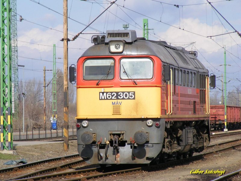 Die MV M62 305 in Budapest-Rkosrendező am 27.02.2008.