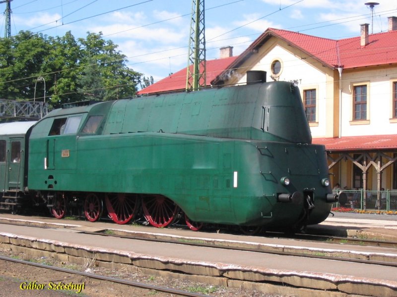 Die MV Stromlinienlok 242 001 (MVAG 2B2-h2t) mit Nostalgiezug in Rkospalota-jpest.
07.07.2007.