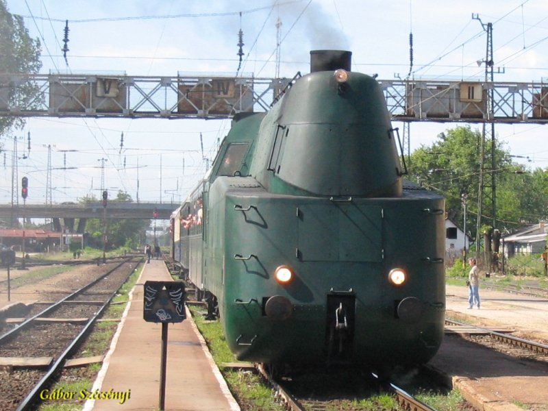 Die MV Stromlinienlok 242 001 (MVAG 2B2-h2t) mit Nostalgiezug in Rkospalota-jpest.
07.07.2007.