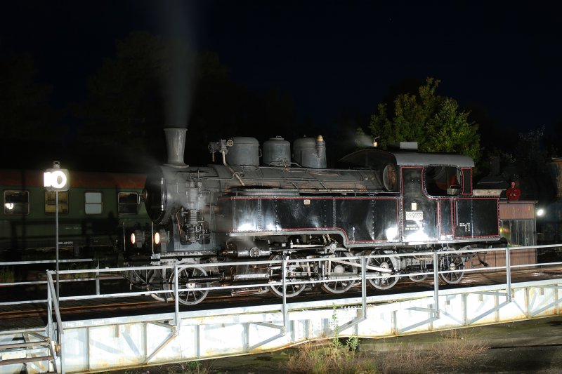 Die M�V TV, ab 1911 M�V-Baureihe 375, war eine Tenderlokomotivreihe der Ungarischen Staatsbahn M�V f�r den Nebenbahnverkehr. Sie galt als eine der bew�hrtesten Tenderlokomotiven auf den ungarischen Nebenbahnen und wurde �ber den Zeitraum von 1907 bis 1959 in insgesamt 596 Exemplaren bei der M�VAG in Budapest gebaut.  58 Lokomotiven der M�V-Reihe 375 verblieben nach 1918 in der neu gegr�ndeten Tschechoslowakei. Die Tschechoslowakischen Staatsbahnen ČSD gaben den Lokomotiven ab 1924 die neue Reihenbezeichnung 331.0.  331.037 blieb als Museumslokomotive erhalten und wurde 1988 mit Teilen der 331.019 betriebsf�hig aufgearbeitet. Ihre Heimat hat sie seither im  Depot Bratislava. Lange Nacht der Museen in Strasshof am 3.10.2009 