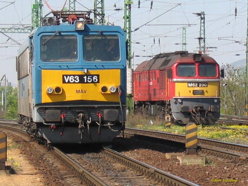 Die MV V63 156 und M62 230 in Budapest-Ferencvros am 15.04.2007.