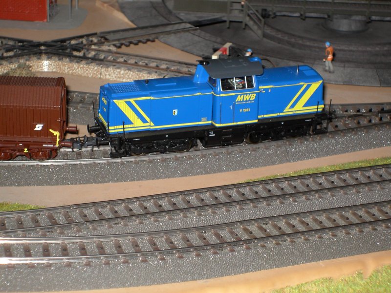 Die MWB V 100 mit einer bergabe in der Westeinfahrt des Bahnhofs.