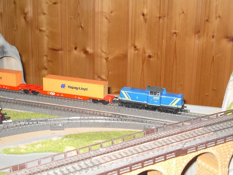 Die MWB V 100 mit einem Gterzug unterwegs auf der Gebirgsbahn.