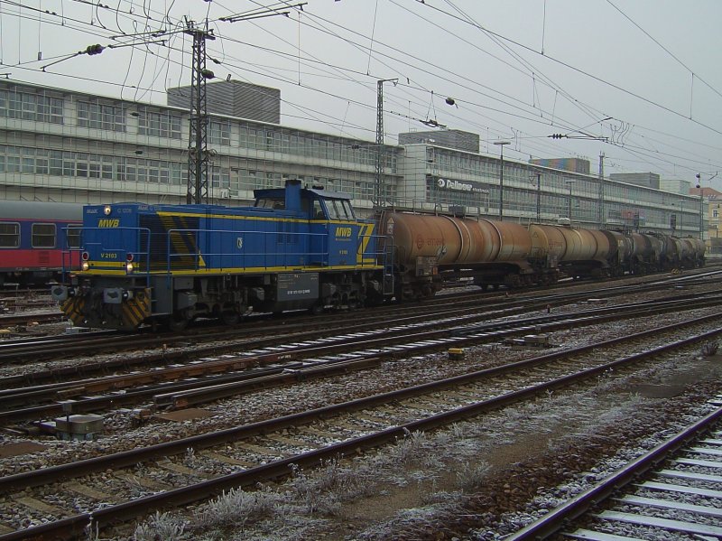 Die MWB V 2103 am 21.12.2007 bei der Ausfahrt aus Regensburg Hbf mit einem Kurzen Kesselwagenzug. 