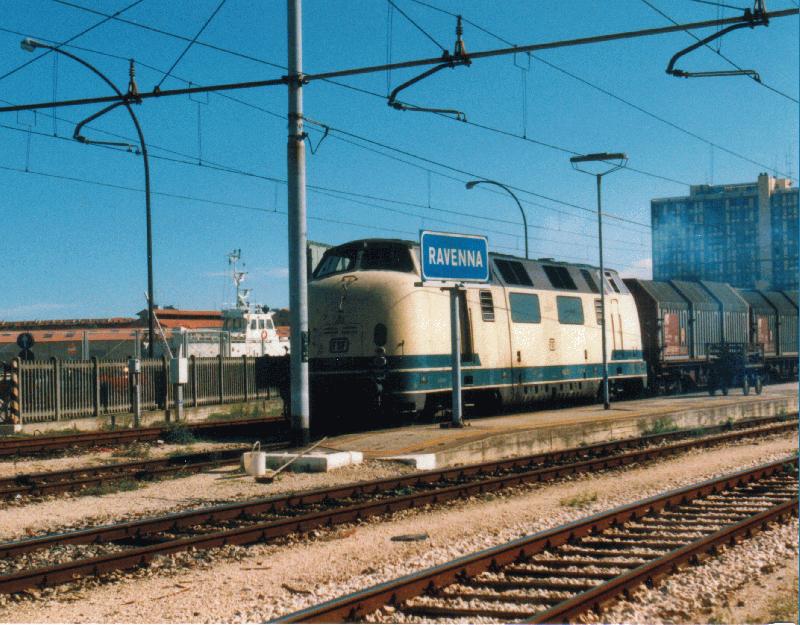 Die nach Italien verkaufte V 200 011 fhrt am spten Nachmittag des 15.9.1998 in Ravenna mit einem Gterzug ab.