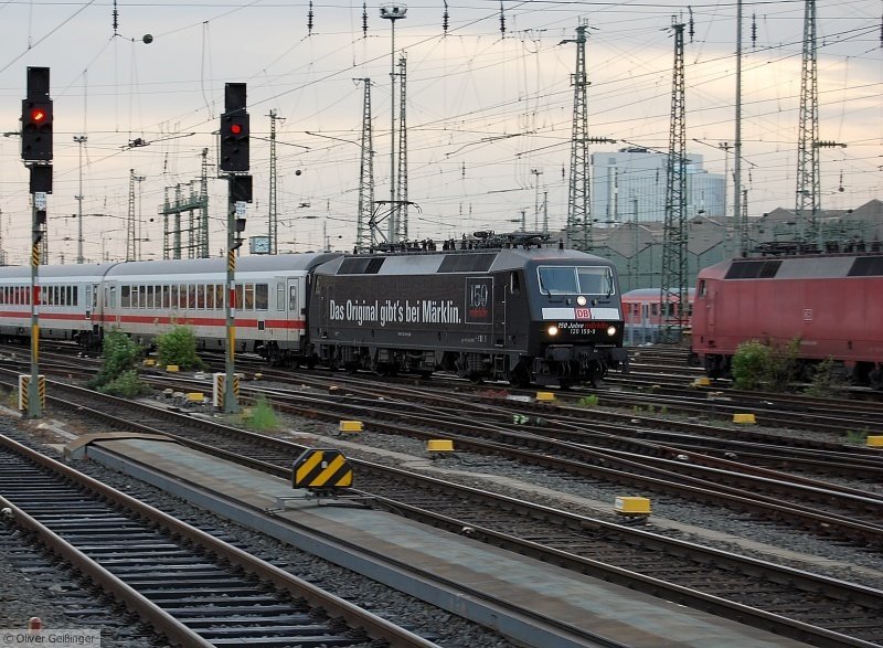 Die Nachbildung vom Original, 120 159-9 fhrt mit IC 2282 Saarbrcken–Kassel nach Frankfurt Hbf ein. (23. Mai 2009)