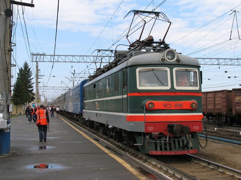 Die nchste Tage eine Impression von die Reise von meine Frau und ich von Moskou nach Peking. Hier ist die ChS2 – 666 (ЧC2 – 666) mit “unsere Zug” D 10IJ Moskva Iaroslavskaja-Irkutsk Passajirskij auf Bahnhof Ishim (Иши́м) am 10-9-2009.
