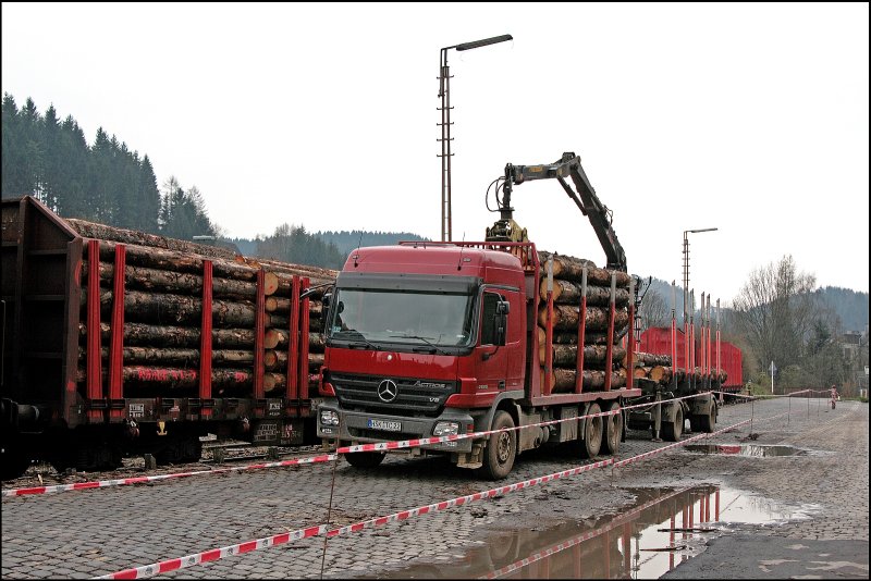 Die nchsten Waggons sind bald voll und mssen abgeholt werden. Mit einer Ladung Stammholzwurde dieser  feine  Mercedes-Benz Lkw  2660  im Verladebahnhof Brgge(Westf) festgehalten. (11.04.2008)
