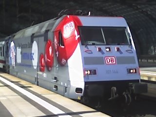 Die Nagelneue 101 144 mit ihrer Werbung fr  Hertha BSC  
am Montag dem 20.04.09 im Berliner Hbf. als LR 43454 auf Gleis 12.