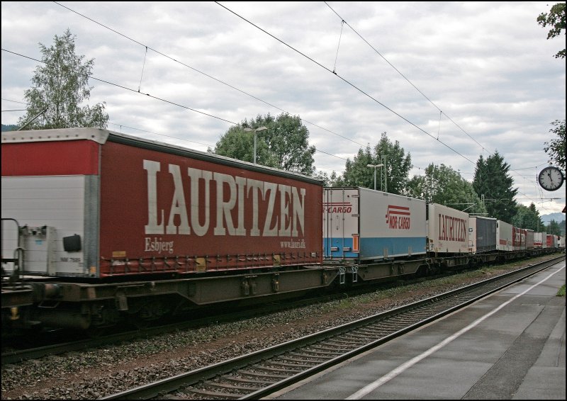 Die Namen verraten wo sie herkommen: LAURITZEN aus Esbjerg/Dennmark und NOR-CARGO aus Trondheim sind einer der Kunden dieses TXL-Kombizuges. (09.07.2008)
