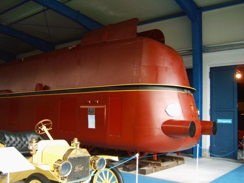 Die  Nase  von 03 002 die analog der 03 193 eine Strohmlinienverkleidung erhalten hat. Leider Passt die Lok nicht im ganzen auf´s Foto weil sie ganz am Anfang der Ausstellungshalle steht. Prora 17.06.06