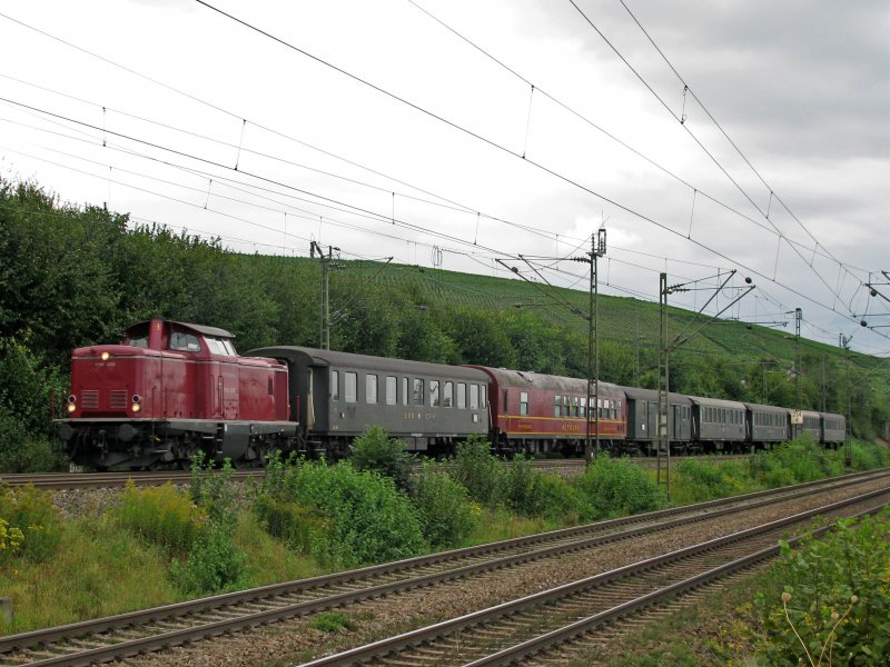 Die NeSa V 100 2335 befrdert hier eine Leergarnitur des Nostalgie - Rhein - Expresses in Richtung Norden bei Leutersberg am 02.09.2009