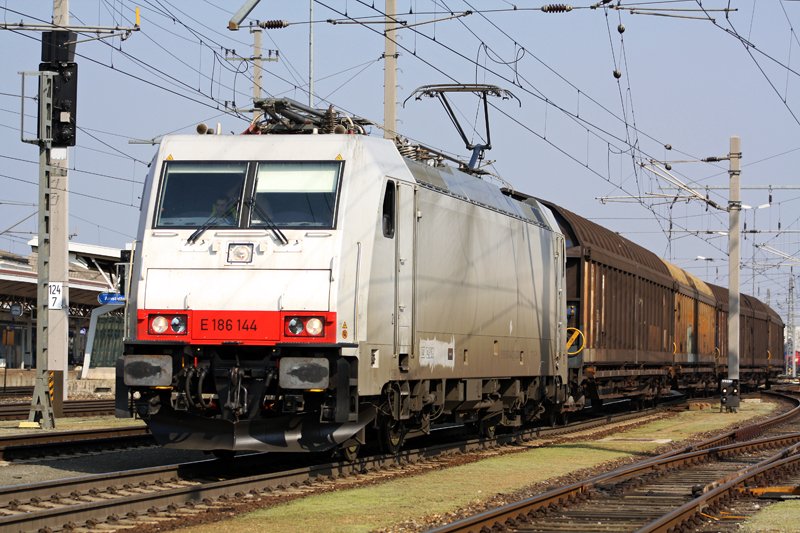Die neu angemietete 186.144 von CargoServ bespannte heute zum ersten Mal den GAG 48960 von Amstetten nach Deutschland, fotografieren konnte ich den Zug bei seiner Ausfahrt aus dem Bf Amstetten. 06.04.2009