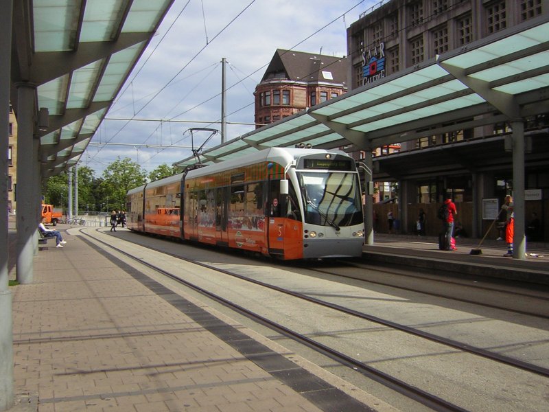 Die neu gestaltete Saarbahn hlt an der Haltestelle Saarbrcken-Hauptbahnhof. Auf der Bahn ist Werbung der Firma Globus zu sehen.

