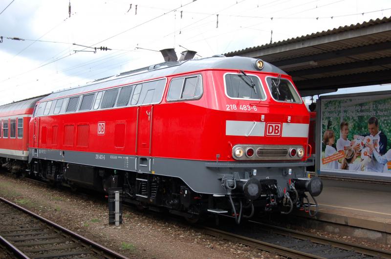 Die neu lackierte BR 218 483-6 steht am 31.5.2006 abfahrbereit am Gleis 2 im Bhf. Heilbronn zur Fahrt mit der Regionalbahn nach Mannheim ber Sinsheim.