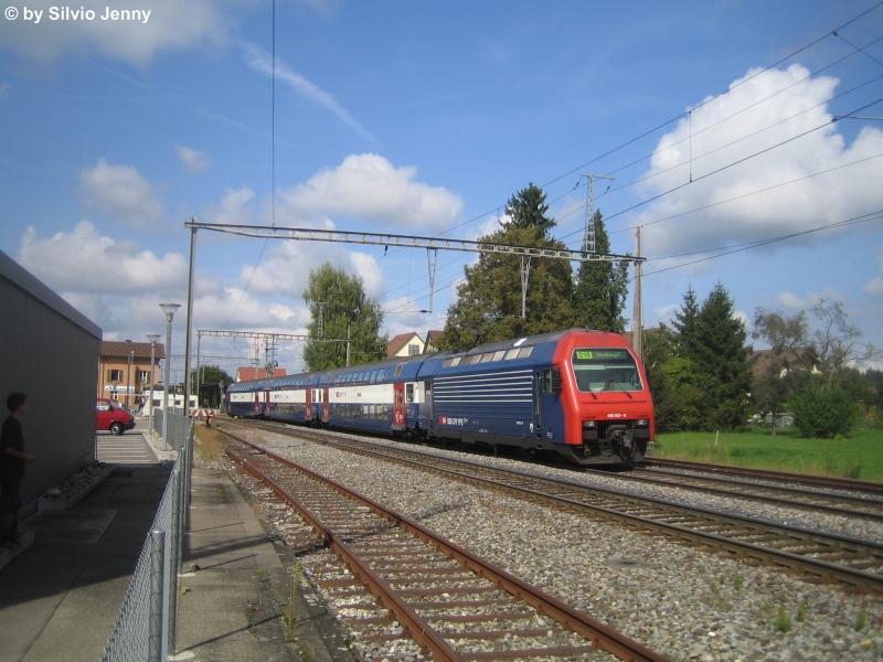 Die neu mit dem KIS ausgerstete Re 450 102-7 ''Wangen-Brttisellen'' durchfhrt am 20.9.09 Henggart als S16 nach Herrliberg-Feldmeilen. Seit die S16 auf DPZ umgestellt wurde, sind nun auch im Zrcher Weinland Doppelstcker an zu treffen.