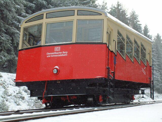 Die neu sanierte Oberweibacher Bergbahn am 1.1.03,fasziniert vom winterlichen Outfit habe ich mich auf die Strecke begeben, ein technisches Denkmal wurde wieder am 15.12.02 fr die ffentlichkeit freigegeben. Ein gelungener Neustart. Am 14.12.02 startete die Bahn erneut durch, hoffentlich fr weitere 80 Jahre. 