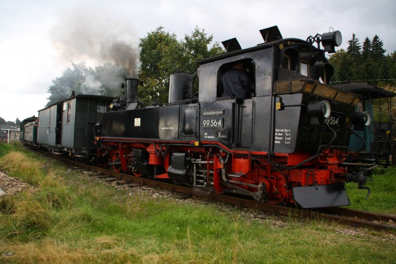 Die Neubau IV K 99 564 der SDG ist am 06.09.09 nach Neuheide unterwegs.