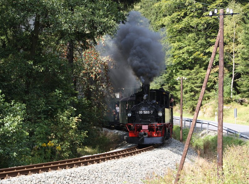 Die Neubau IVK 99 1568-7 ist am 30.08.09 von Steinbach in Richtung Jhstadt unterwegs.