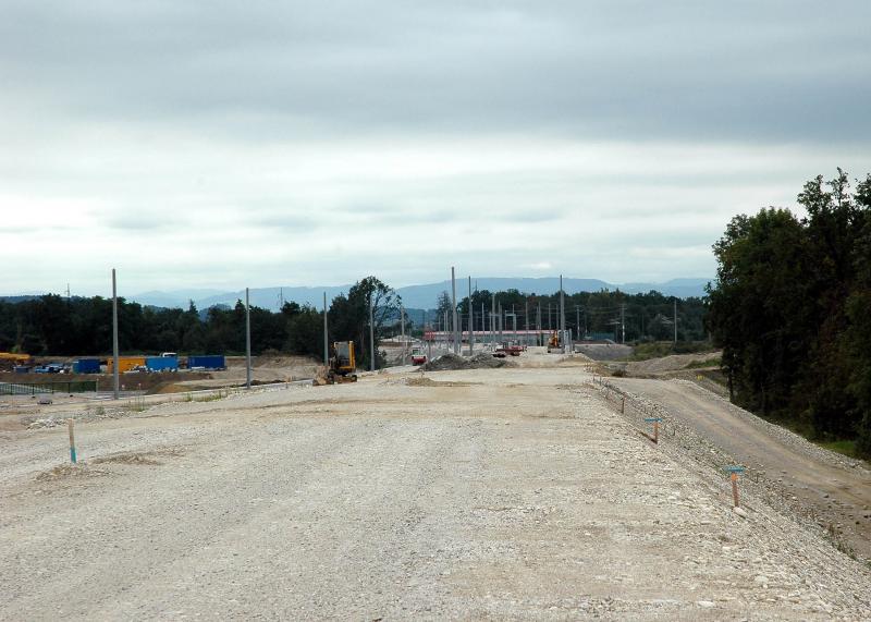 Die Neubaustrecke der Westbahn im Bereich St. Valentin am 20.8.2005 - Im Hintergrund zu sehen: OEC 563