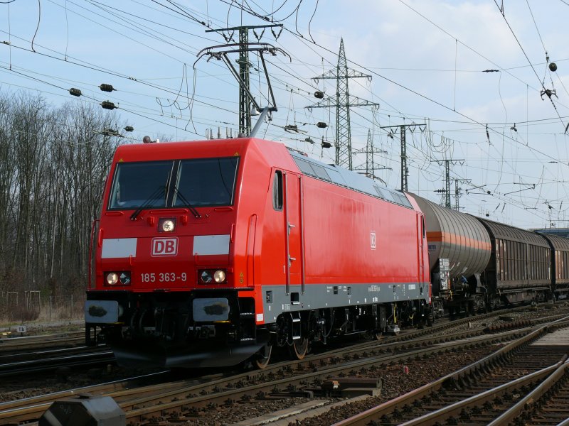 Die neue 185 363-9 der DB verlsst Gremberg mit einem gemischten Gterzug und wird kurze Zeit spter wieder alleine zurckkehren. Aufgenommen am 07/03/2009.