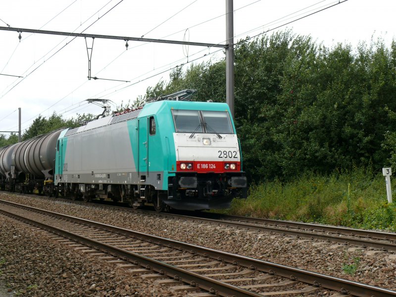 Die neue 2802 der SNCB (BR 186 124) mit einem Kesselwagenzug vom Maastal hochkommend auf dem Weg nach Montzen. Aufgenommen am 06/09/2008 bei Warsage.