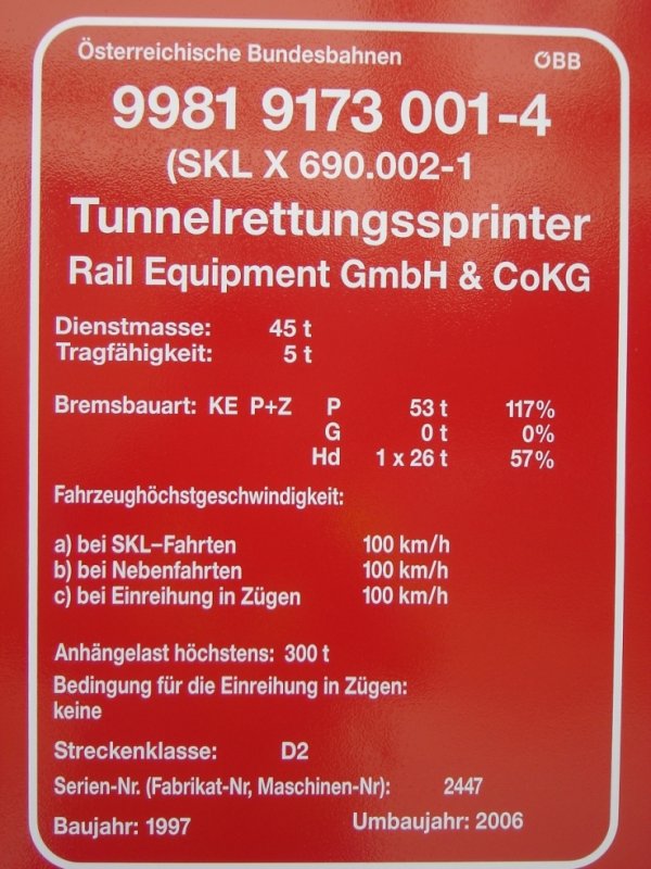 Die neue Anschriftetafel des Tunnelrettungssprinter.
Das Fahrzeug ist jetzt als SKL eingestuft und wird daher als Sonderfahrzeug behandelt. Eigner ist die Rail Equipment 
GmbH & CoKG.
Die Fahrzeughchsstgeschwindigkeit wurde reduziert und liegt jetzt bei 100km/h.