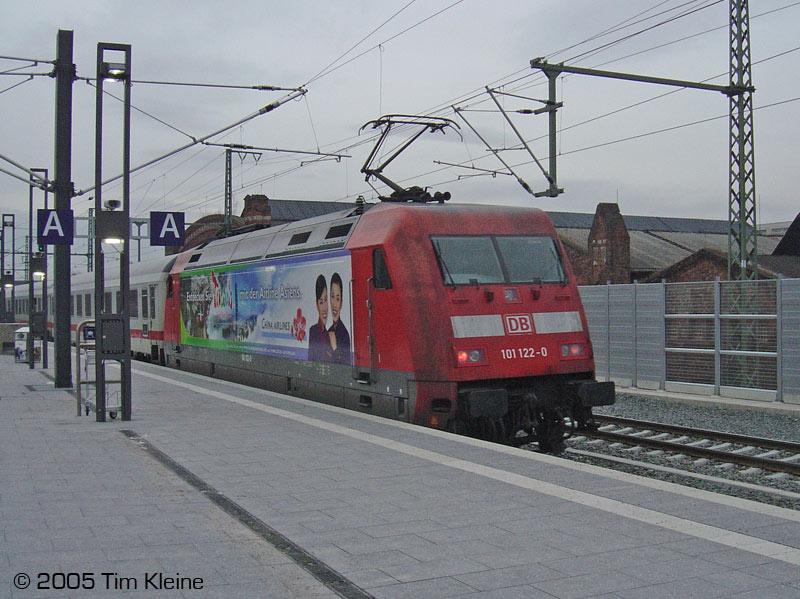 Die neue  China Airlines  101 122 beim  Start  aus Erfurt Hbf am 03.12.2005.