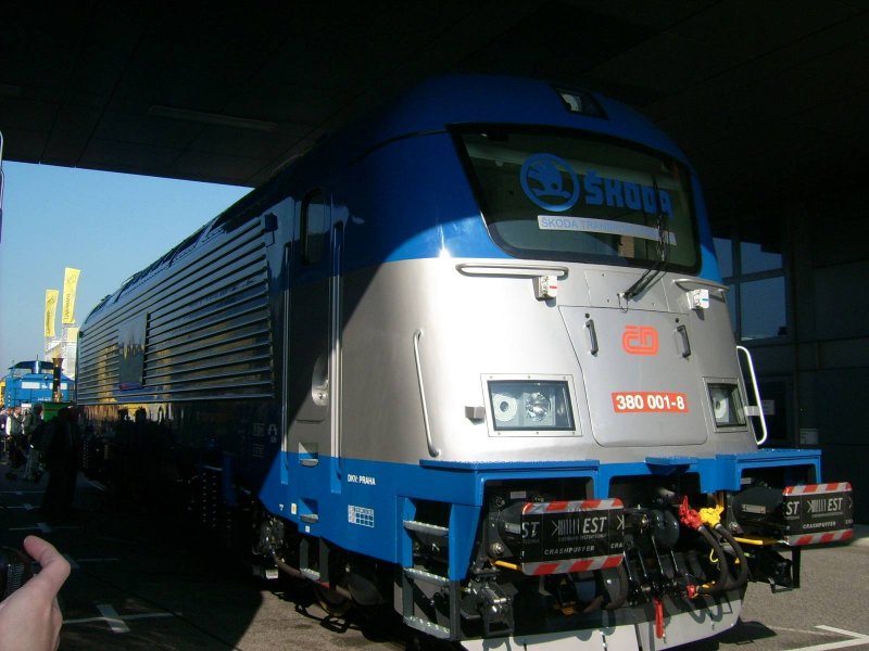 Die neue E-Lok von Skoda auf der Innotrans am 28.09.08. Sie erinnert mich etwas an den Taurus von Siemens.